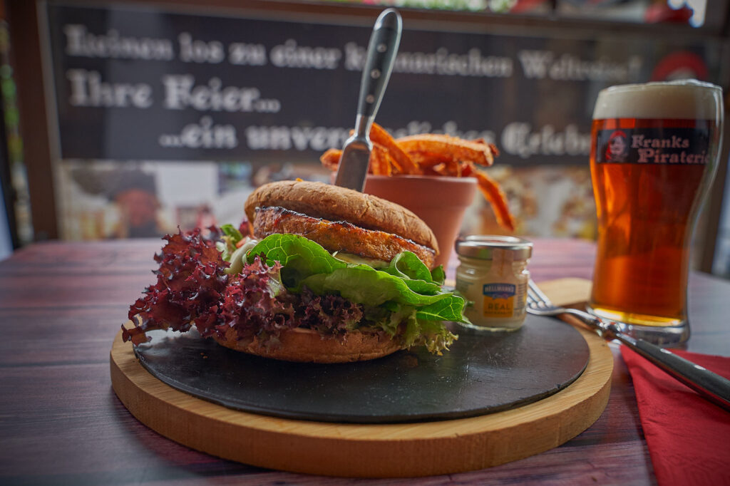 Gastronomie in Bad Gandersheim: Veggie-Burger mit einem Pirats Red in Franks Piraterie genießen